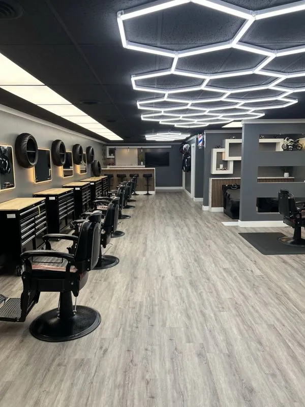 El local de N3F1 bajo las luces hex