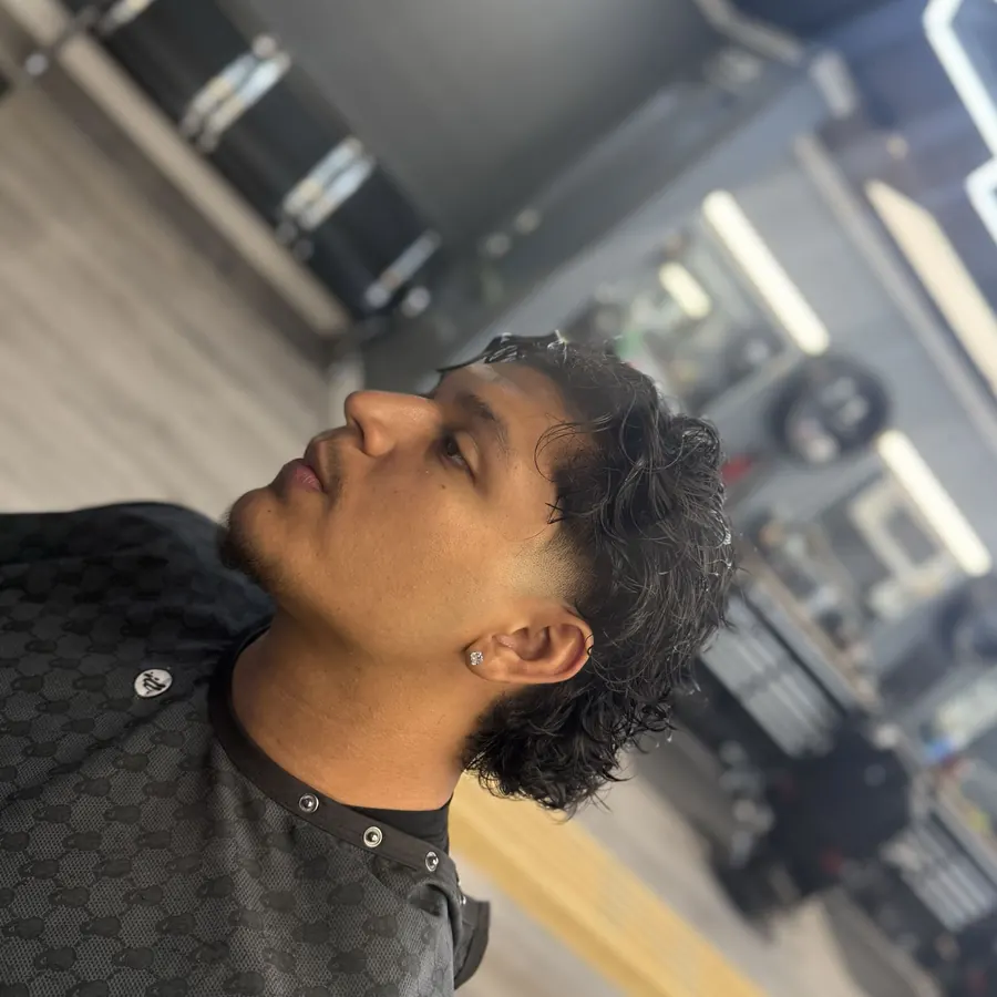 Burst fade con rizos, de perfil, por alexgcutz