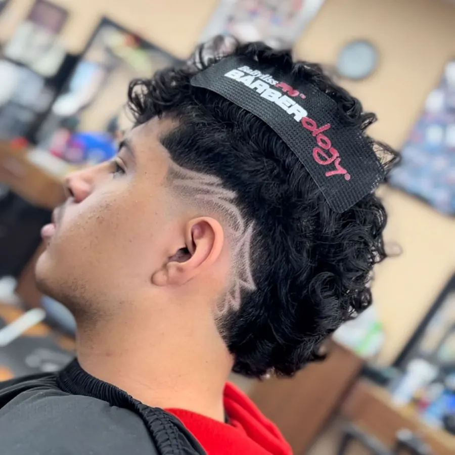Burst fade con diseño en cabello rizado, por jefectz